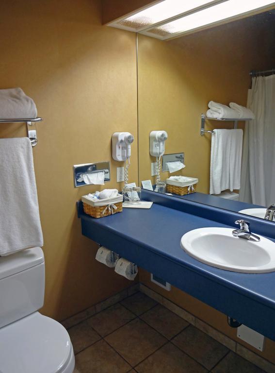 Beach Gardens Resort And Marina Powell River Room photo
